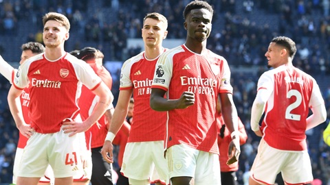 Arsenal 2025 công như bản 2004, thủ như bản 1998