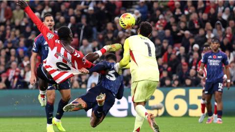 Sunderland dạy cả Premier League cách chặn đứng Arsenal