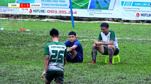 Cầu thủ hạng Ba mang ghế ngồi… thư giãn bị phạt hơn 1,2 triệu đồng